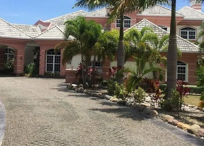 Dora Mae Villa Ocho Ríos
